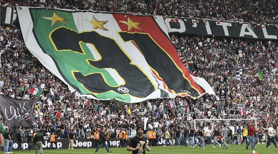 V TURÍN BUDE VESELO. Fanouci a fotbalisté na Juventus Stadium oslavují zisk...