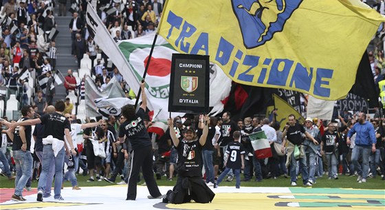 Takhle slavili fanoušci Juventusu ligový titul loni. V neděli si to možná zopakují potřetí v řadě.