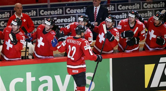 POVEDLO SE. Hokejisté výcarska se radují z promnného nájezdu proti Kanad.