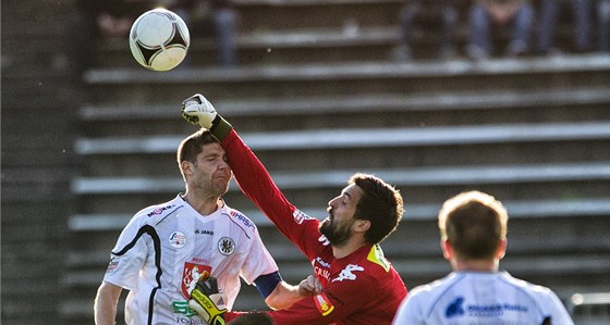 VYHRÁVÁ BRANKÁ. Duan Melichárek, gólman Slovácka, zasahuje ped fotbalisty