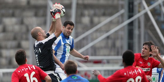 MÁM! Brnnský gólman Martin Doleal chytá mí ped Lukáem Magerou z Mladé