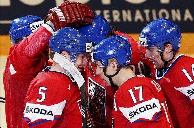 Radost �eských hokejist� v utkání s B�loruskem. Radim Vrbata (druhý zprava)