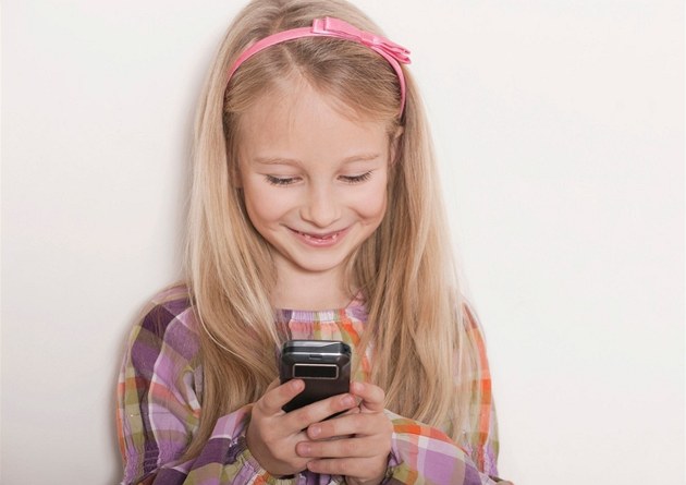 Děti vyrůstají ve světě plném mobilních telefonů.