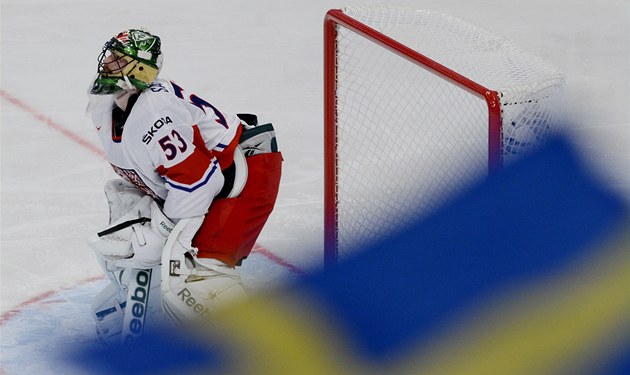 �eský gólman Alexander Salák b�hem duelu se �védskem