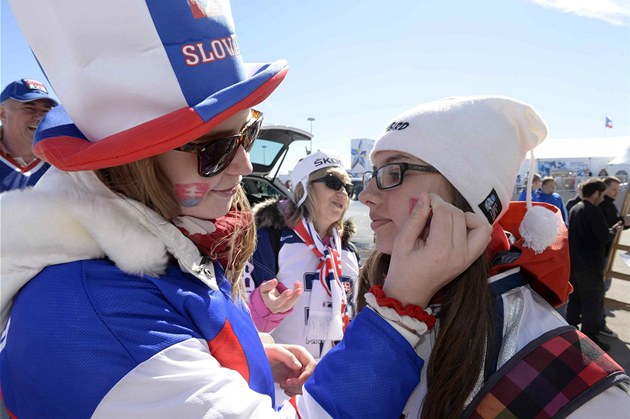 A JDEME NA TO. Slovenské fanynky se p�ipravují na zápas národního týmu v