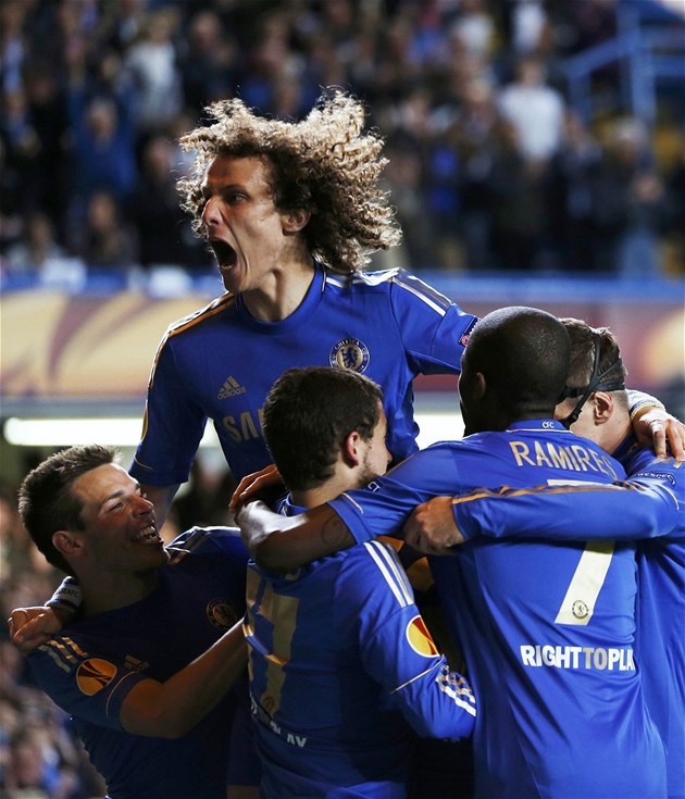 Chelsea slaví branku. Na vrcholu radostné pyramidy je  David Luiz.
