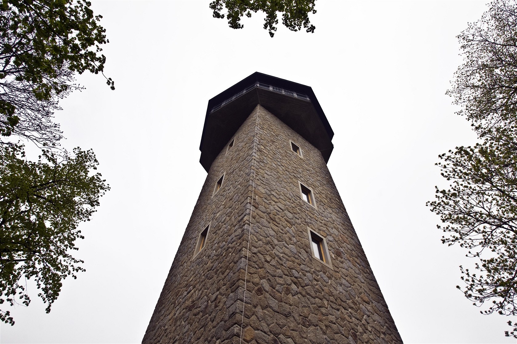 Na vrchu Ka�k u Kutné Hory stojí nová rozhledna Haví�ská bouda.