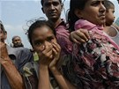 Bangladéané se snaí identifikovat své blízké, kteí zahynuli v troskách