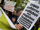 Protest proti rasismu ped budovou mnichovského soudu (6. kvtna 2013)