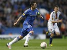 Frank Lampard zakládá útonou akci Chelsea. Sleduje ho Fabian Frei z Basileje.