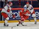 Bloruským hokejistm upláchl eský mladík Tomá Hertl.  Andrei Stas (vlevo) mu