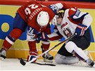 POMOZ MI TO SEBRAT! Norský hokejista Kristian Forsberg se snaí v souboji se