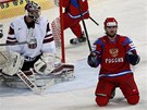 NA KOLENA! Ruský hokejista Alexander Radulov slaví gól do sít Lotyska.