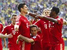Fotbalisté Bayernu Mnichov se radují z gólu Maria Gomeze v utkání s Borussií
