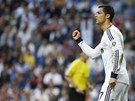 Fotbalista Cristiano Ronaldo z Realu Madrid zatíná pst, práv dal gól ve