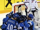 Hokejisté Finska se radují z prvního gólu v utkání s USA.