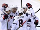 Hokejisté USA si gratulují ke gólu v utkání proti Finsku.