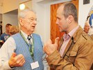 Martin Straka (vpravo) a Earl Ingram hovo pi setkn s veterny.