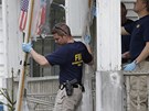 Vyetovatelé FBI vynáejí z domu, ve kterém byly zadrovány 10 let ti