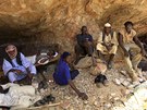 Zlatokopové odpoívají v dole Wad Bushara nedaleko súdánského Abu Delelq. (27.
