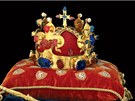 eské korunovaní klenoty: svatováclavská koruna z doby Karla IV., které...