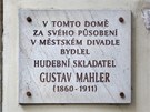 Pamtní deska na olomouckém dom U Zlaté tiky dodnes pipomíná, kde Gustav