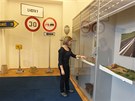 Pracovnice Muzea Velké Meziíí Lucie Pavelcová pedstavuje exponáty z historie...