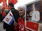 Komunistití píznivci na prvomájové demonstraci v Moskv