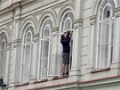 Výmna oken po výbuchu v Divadelní ulici