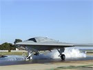  X-47B je pipraven ke startu pomocí parního katapultu na základn Patuxent...