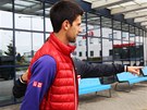 Srbský tenista Novak Djokovi na praském letiti.