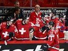 výcarský hokejista Nino Niederreiter se raduje se spoluhrái z gólu v zápase s