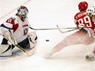 Dánský hokejista Mikkel Boedker pekonává slovinského gólmana Roberta