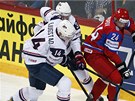 Ruský hokejista  Alexander Popov (vpravo) se snaí odpoutat od amerického dua
