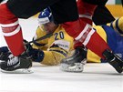 védský hokejista  Joel Lundqvist v duelu s Kanadou.