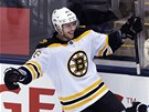 Bostonský útoník David Krejí slaví svj vítzný gól na led Toronta. Prvním
