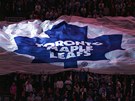 Fanouci hokejových Toronto Maple Leafs mávají obí vlajkou.