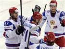 SKVLE, ILJO! Rutí hokejisté gratulují Ilju Kovalukovi ke gólu proti Nmecku.