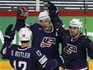 POHODA. Hokejisté USA oslavují jeden ze ty gól proti Lotysku.
