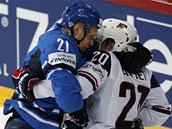 ROZZUEN BCI. Finsk hokejista Ilari Melart (vlevo) se pustil do americkho