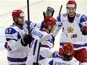 SKVLE, ILJO! Rut hokejist gratuluj Ilju Kovalukovi ke glu proti Nmecku.
