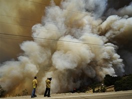 Tisíce hasi bojují od tvrtka s rozsáhlým poárem v Kalifornii. Plameny dosud...