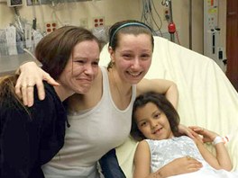 Amanda Berryov (uprosted) se v nemocnici v Clevelandu sela se svou sestrou.