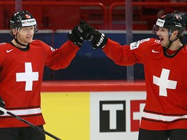 Švýcarští hokejisté Simon Bodenmann (vlevo) a Denis Hollenstein se radují z...