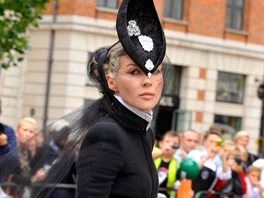 Daphne Guinness v Londn na memorilu mdnho nvrhe Alexandera McQueena