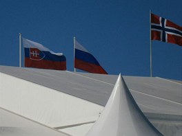 OTOČENÝ KŘÍŽ. Finští pořadatelé pověsili na stožár před halou vlajku s otočeným...