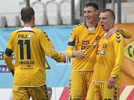 RADOST NA VYSOIN. Fotbalist Jihlavy se raduj z glu Karola Karlka (vpravo)