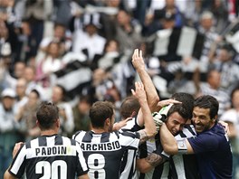 HOTOVO. Fotbalisté Juventusu porazili Palermo a zaínají slavit obhajobu titulu.