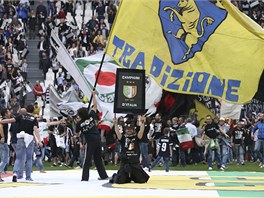 DOBYLI HIT. Fanouci Juventusu se vrhli slavit titul pímo na hrací plochu.