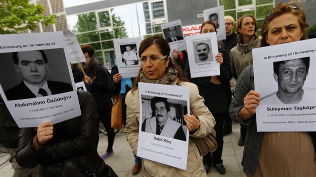 Protest proti rasismu ped budovou mnichovskho soudu. Demonstranti dr portrty obt trojice neonacist (6. kvtna 2013)